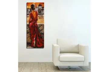 Lerretsbilde 30x80 cm - Kvinne i rød kjole som ser ut over en by ved solnedgang - Rød / Oransje / Beige - Interiør - Maleri & posters - Lerretsbilder