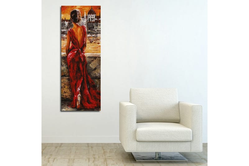 Lerretsbilde 30x80 cm - Kvinne i rød kjole som ser ut over en by ved solnedgang - Rød / Oransje / Beige - Interiør - Maleri & posters - Lerretsbilder