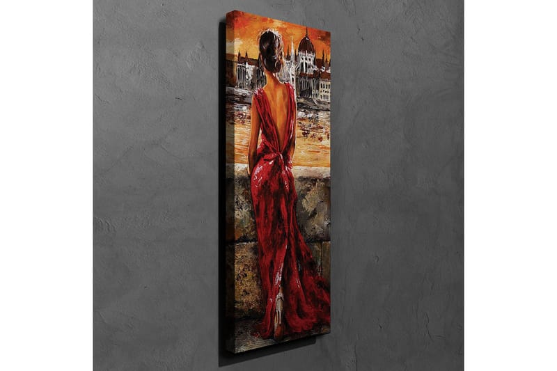 Lerretsbilde 30x80 cm - Kvinne i rød kjole som ser ut over en by ved solnedgang - Rød / Oransje / Beige - Interiør - Maleri & posters - Lerretsbilder