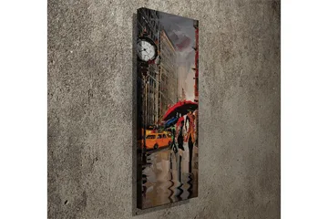 Lerretsbilde 30x80 cm - Livlig byscene med folk som går under paraplyer i regnet - Rød / Gul / Grå - Interiør - Maleri & posters - Lerretsbilder