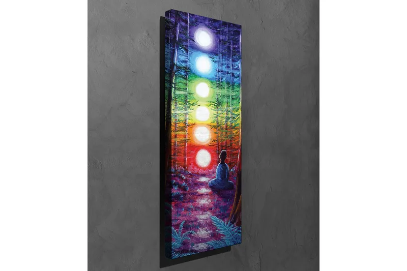 Lerretsbilde 30x80 cm - Mediterende figur omgitt av fargerike chakraer i et skogsmiljø - Lilla / Grønn / Oransje - Interiør - Maleri & posters - Lerretsbilder