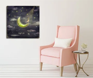 Lerretsbilde 45x45 cm - Drømmeaktig scene med en kvinne som står på en måne i stjerneklar natt - Mørk blå / Grønn / Hvit - Interiør - Maleri & posters - Lerretsbilder