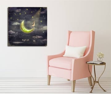 Lerretsbilde 45x45 cm - Drømmeaktig scene med en kvinne som står på en måne i stjerneklar natt - Mørk blå / Grønn / Hvit - Interiør - Maleri & posters - Lerretsbilder