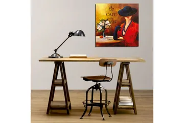 Lerretsbilde 45x45 cm - Elegant kvinne med hatt og rød kjole ved et kafébord - Rød / Svart / Hvit - Interiør - Maleri & posters - Lerretsbilder
