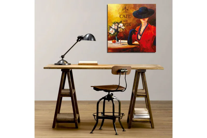 Lerretsbilde 45x45 cm - Elegant kvinne med hatt og rød kjole ved et kafébord - Rød / Svart / Hvit - Interiør - Maleri & posters - Lerretsbilder