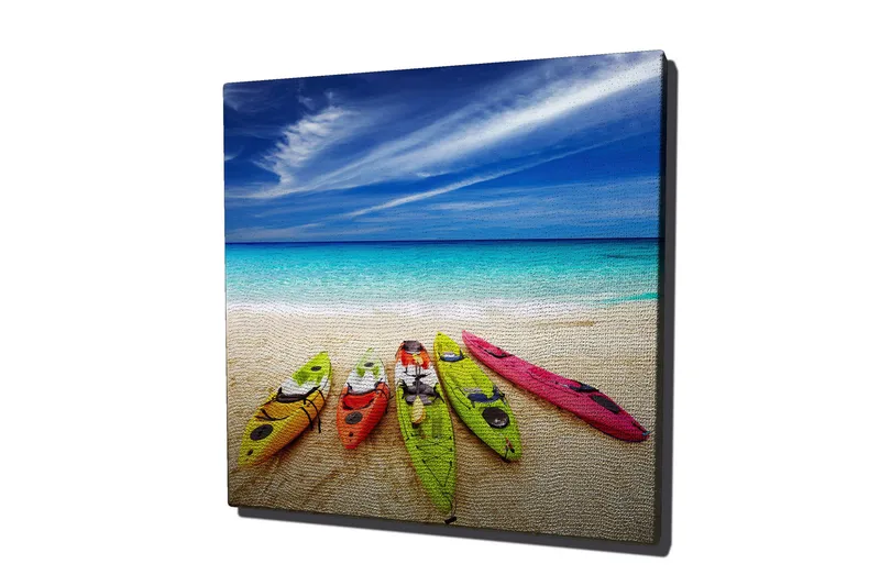 Lerretsbilde 45x45 cm - Fargerike kajakker på en sandstrand ved sjøen - Blå / Grønn / Gul - Interiør - Maleri & posters - Lerretsbilder