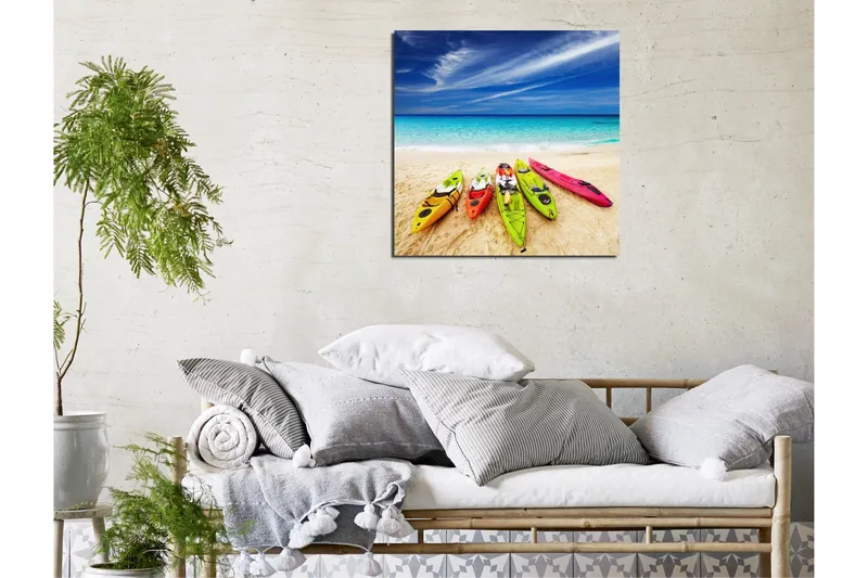 Lerretsbilde 45x45 cm - Fargerike kajakker på en sandstrand ved sjøen - Blå / Grønn / Gul - Interiør - Maleri & posters - Lerretsbilder