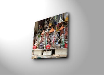 Lerretsbilde 45x45 cm - Fargerikt håndverk og dekorative gjenstander på en markedsbod - Rød / Grønn / Oransje - Interiør - Maleri & posters - Lerretsbilder