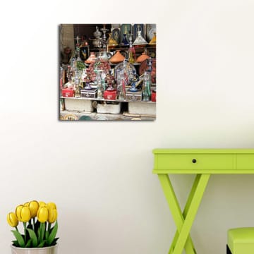 Lerretsbilde 45x45 cm - Fargerikt håndverk og dekorative gjenstander på en markedsbod - Rød / Grønn / Oransje - Interiør - Maleri & posters - Lerretsbilder