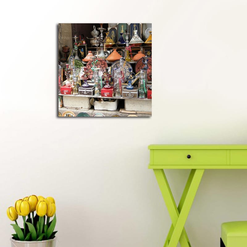 Lerretsbilde 45x45 cm - Fargerikt håndverk og dekorative gjenstander på en markedsbod - Rød / Grønn / Oransje - Interiør - Maleri & posters - Lerretsbilder