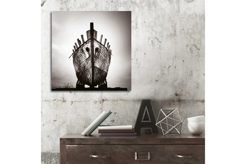 Lerretsbilde 45x45 cm - Gammel båt med slitt trekonstruksjon - Svart / Grå - Interiør - Maleri & posters - Lerretsbilder