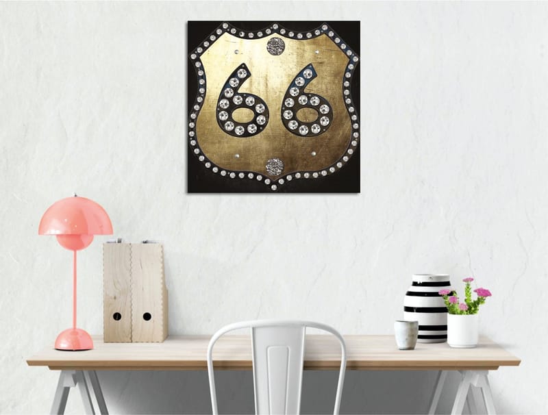 Lerretsbilde 45x45 cm - Gyllent skilt med tallet 66 utsmykket med glitrende steiner, Gull / Svart