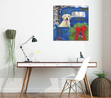 Lerretsbilde 45x45 cm - Hund i en gammel blå bil med julekrans og rød sløyfe - Blå / Grønn / Rød - Interiør - Maleri & posters - Lerretsbilder