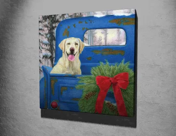 Lerretsbilde 45x45 cm - Hund i en gammel blå bil med julekrans og rød sløyfe - Blå / Grønn / Rød - Interiør - Maleri & posters - Lerretsbilder