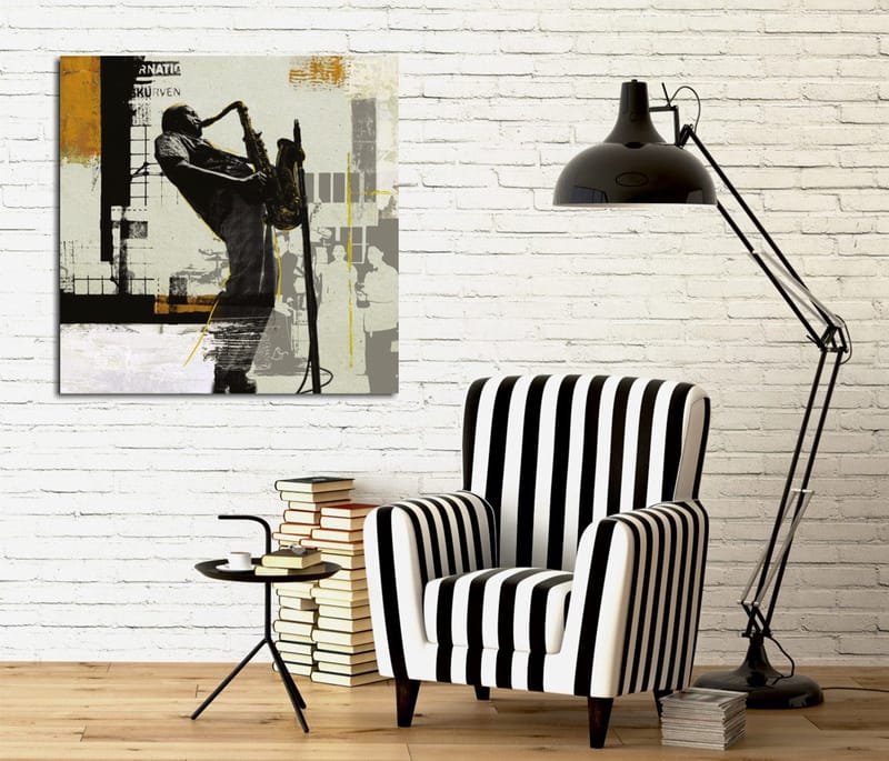 Lerretsbilde 45x45 cm - Jazzmusiker spiller saksofon i et urbant miljø, Svart / Gul / Grå
