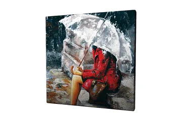 Lerretsbilde 45x45 cm - Kvinne i rød frakk sitter under en paraply i regnet - Rød / Grå / Beige - Interiør - Maleri & posters - Lerretsbilder