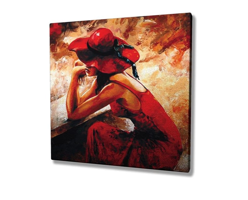 Lerretsbilde 45x45 cm - Kvinne i rød kjole med rød hatt lent mot en benk - Rød / Beige / Svart - Interiør - Maleri & posters - Lerretsbilder