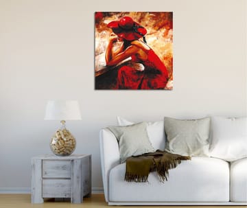 Lerretsbilde 45x45 cm - Kvinne i rød kjole med rød hatt lent mot en benk - Rød / Beige / Svart - Interiør - Maleri & posters - Lerretsbilder