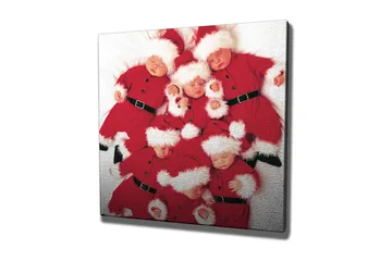 Lerretsbilde 45x45 cm - Leken samling av barn i nissekostymer - Rød / Hvit - Interiør - Maleri & posters - Lerretsbilder