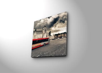 Lerretsbilde 45x45 cm - Rød bybuss på et torg med historisk arkitektur og dramatiske skyer - Rød / Grå / Beige - Interiør - Maleri & posters - Lerretsbilder