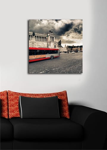 Lerretsbilde 45x45 cm - Rød bybuss på et torg med historisk arkitektur og dramatiske skyer - Rød / Grå / Beige - Interiør - Maleri & posters - Lerretsbilder