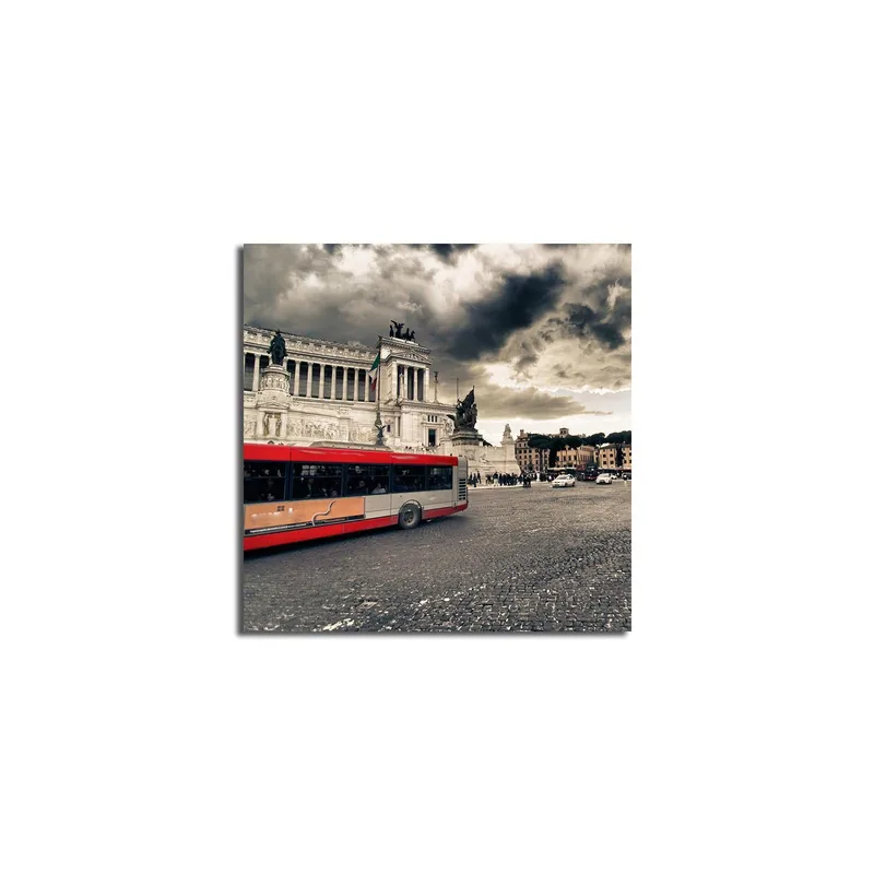 Lerretsbilde 45x45 cm - Rød bybuss på et torg med historisk arkitektur og dramatiske skyer, Rød / Grå / Beige
