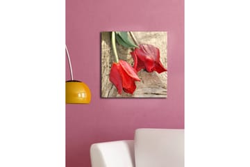 Lerretsbilde 45x45 cm - Røde tulipaner på en treflate - Rød / Grønn - Interiør - Maleri & posters - Lerretsbilder