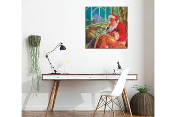 Lerretsbilde 45x45 cm - Reflekterende julenisse ved et skrivebord med en globus og papir - Rød / Grønn / Beige - Interiør - Maleri & posters - Lerretsbilder