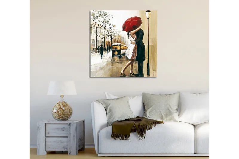 Lerretsbilde 45x45 cm - Romantisk kyss under en rød paraply - Rød / Beige / Svart - Interiør - Maleri & posters - Lerretsbilder