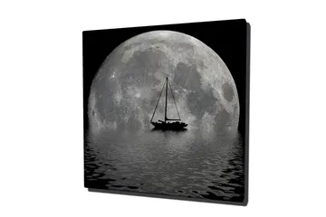Lerretsbilde 45x45 cm - Storslått fullmåne speilet i vannet med en seilbåt i forgrunnen - Grå / Svart - Interiør - Maleri & posters - Lerretsbilder