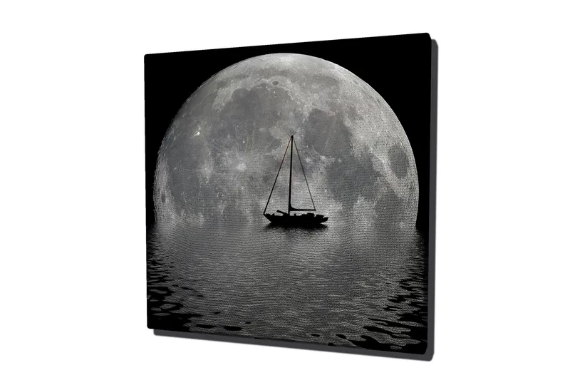 Lerretsbilde 45x45 cm - Storslått fullmåne speilet i vannet med en seilbåt i forgrunnen - Grå / Svart - Interiør - Maleri & posters - Lerretsbilder