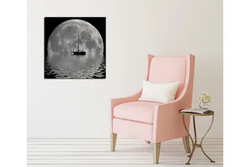 Lerretsbilde 45x45 cm - Storslått fullmåne speilet i vannet med en seilbåt i forgrunnen - Grå / Svart - Interiør - Maleri & posters - Lerretsbilder