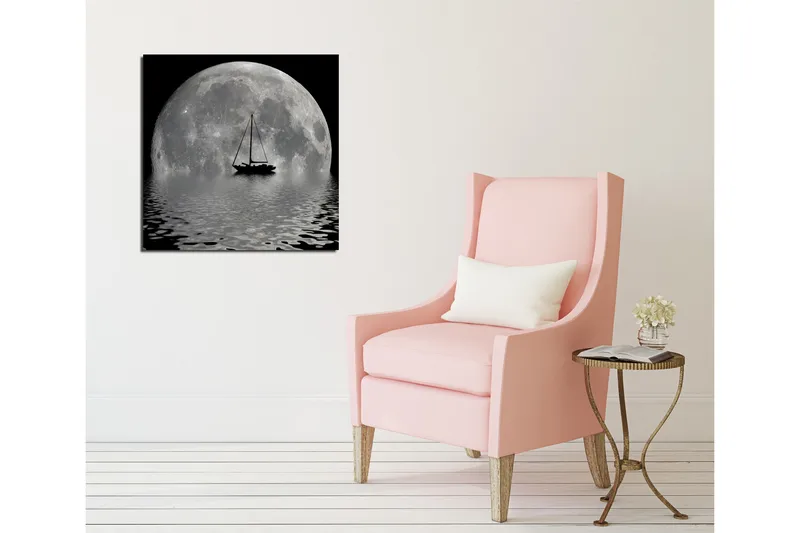 Lerretsbilde 45x45 cm - Storslått fullmåne speilet i vannet med en seilbåt i forgrunnen - Grå / Svart - Interiør - Maleri & posters - Lerretsbilder
