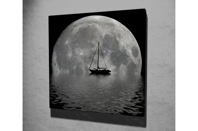 Lerretsbilde 45x45 cm - Storslått fullmåne speilet i vannet med en seilbåt i forgrunnen - Grå / Svart - Interiør - Maleri & posters - Lerretsbilder