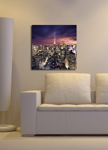 Lerretsbilde 45x45 cm - Storslått utsikt over en by i skumringen med glitrende lys - Mørk blå / Lilla / Gull - Interiør - Maleri & posters - Lerretsbilder