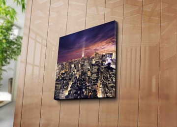 Lerretsbilde 45x45 cm - Storslått utsikt over en by i skumringen med glitrende lys - Mørk blå / Lilla / Gull - Interiør - Maleri & posters - Lerretsbilder