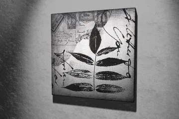 Lerretsbilde 45x45 cm - Svart silhuett av blader mot grå bakgrunn med håndskrevet tekst og poststempler - Svart / Grå - Interiør - Maleri & posters - Lerretsbilder