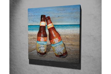 Lerretsbilde 45x45 cm - To ølflasker på en strandbakgrunn - Brun / Blå / Beige - Interiør - Maleri & posters - Lerretsbilder