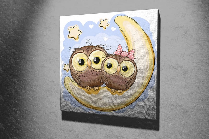 Lerretsbilde 45x45 cm - To søte ugler som sitter på en halvmåne med stjerner i bakgrunnen - Brun / Gul / Lys blå - Interiør - Maleri & posters - Lerretsbilder