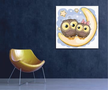 Lerretsbilde 45x45 cm - To søte ugler som sitter på en halvmåne med stjerner i bakgrunnen - Brun / Gul / Lys blå - Interiør - Maleri & posters - Lerretsbilder