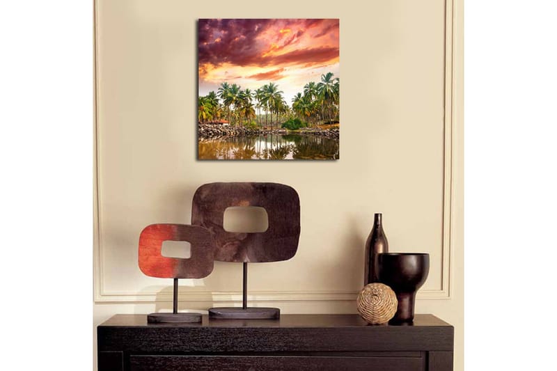 Lerretsbilde 45x45 cm - Tropisk landskap med palmer ved en speilblank innsjø i solnedgangens lys - Grønn / Oransje / Lilla - Interiør - Maleri & posters - Lerretsbilder