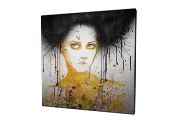 Lerretsbilde 45x45 cm - Portrett av en kvinne med svart hår og gul bakgrunn - Svart / Gul / Hvit - Interiør - Maleri & posters - Lerretsbilder