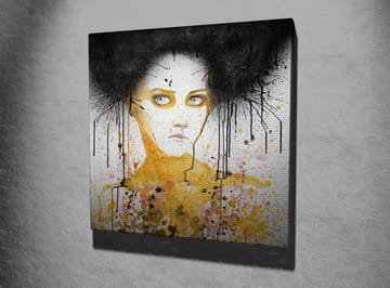 Lerretsbilde 45x45 cm - Portrett av en kvinne med svart hår og gul bakgrunn - Svart / Gul / Hvit - Interiør - Maleri & posters - Lerretsbilder