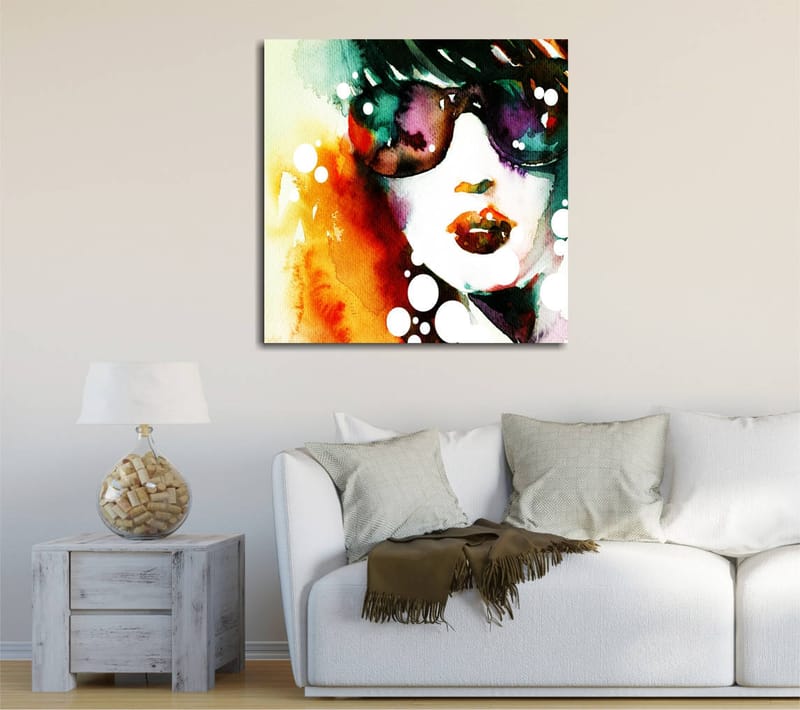 Lerretsbilde 45x45 cm - Portrett av en kvinne med solbriller og fargerik bakgrunn - Grønn / Oransje / Lilla - Interiør - Maleri & posters - Lerretsbilder