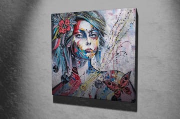 Lerretsbilde 45x45 cm - Portrett av en kvinne med fargerike detaljer og sommerfugler - Rosa / Blå / Grønn - Interiør - Maleri & posters - Lerretsbilder
