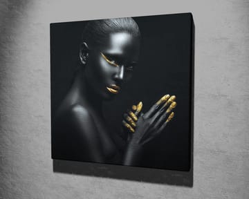 Lerretsbilde 45x45 cm - Portrett av en kvinne med svart hud og gylne detaljer - Svart / Gull - Interiør - Maleri & posters - Lerretsbilder