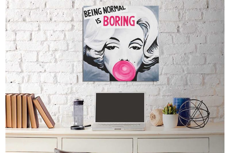 Lerretsbilde 45x45 cm - Portrett av en kvinne med tyggegummi og teksten BEING NORMAL IS BORING - Rosa / Svart / Grå - Interiør - Maleri & posters - Lerretsbilder