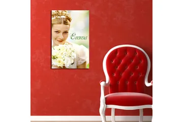 Lerretsbilde 45x70 cm - Smilende kvinne med en bukett hvite roser - Hvit / Grønn / Beige - Interiør - Maleri & posters - Lerretsbilder