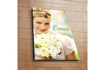 Lerretsbilde 45x70 cm - Smilende kvinne med en bukett hvite roser - Hvit / Grønn / Beige - Interiør - Maleri & posters - Lerretsbilder