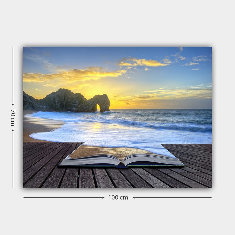 Lerretsbilde 70x100 cm - Åpen bok liggende på en trebrygge med en solnedgang ved havet i bakgrunnen - Blå / Oransje / Beige - Interiør - Maleri & posters - Lerretsbilder